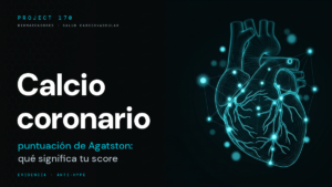 Ilustración de un corazón con las arterias coronarias y depósitos de calcio resaltados, sobre fondo negro — calcio coronario y puntuación de Agatston (Project 170).