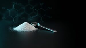Polvo de inositol y cuchara dosificadora sobre fondo negro con estructura molecular del mio-inositol