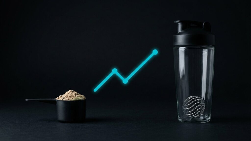 Cacito de proteína en polvo y shaker sobre fondo negro con una línea cian ascendente